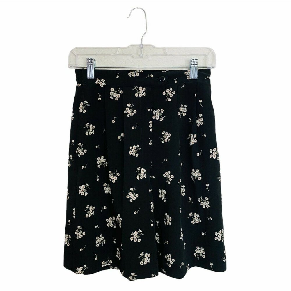 DARLYN Shorts Ladies Women Size 6 front pockets